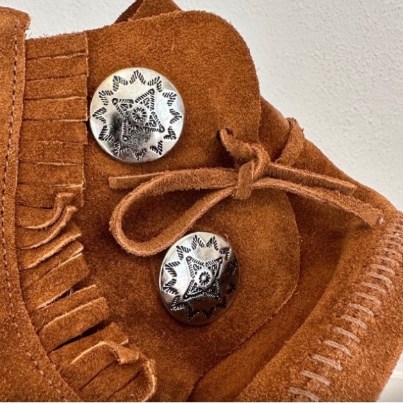 Minnetonka Shoes - Minnetonka Leather Fringe Western Silver Medallion Coastal Cowgirl Boots
